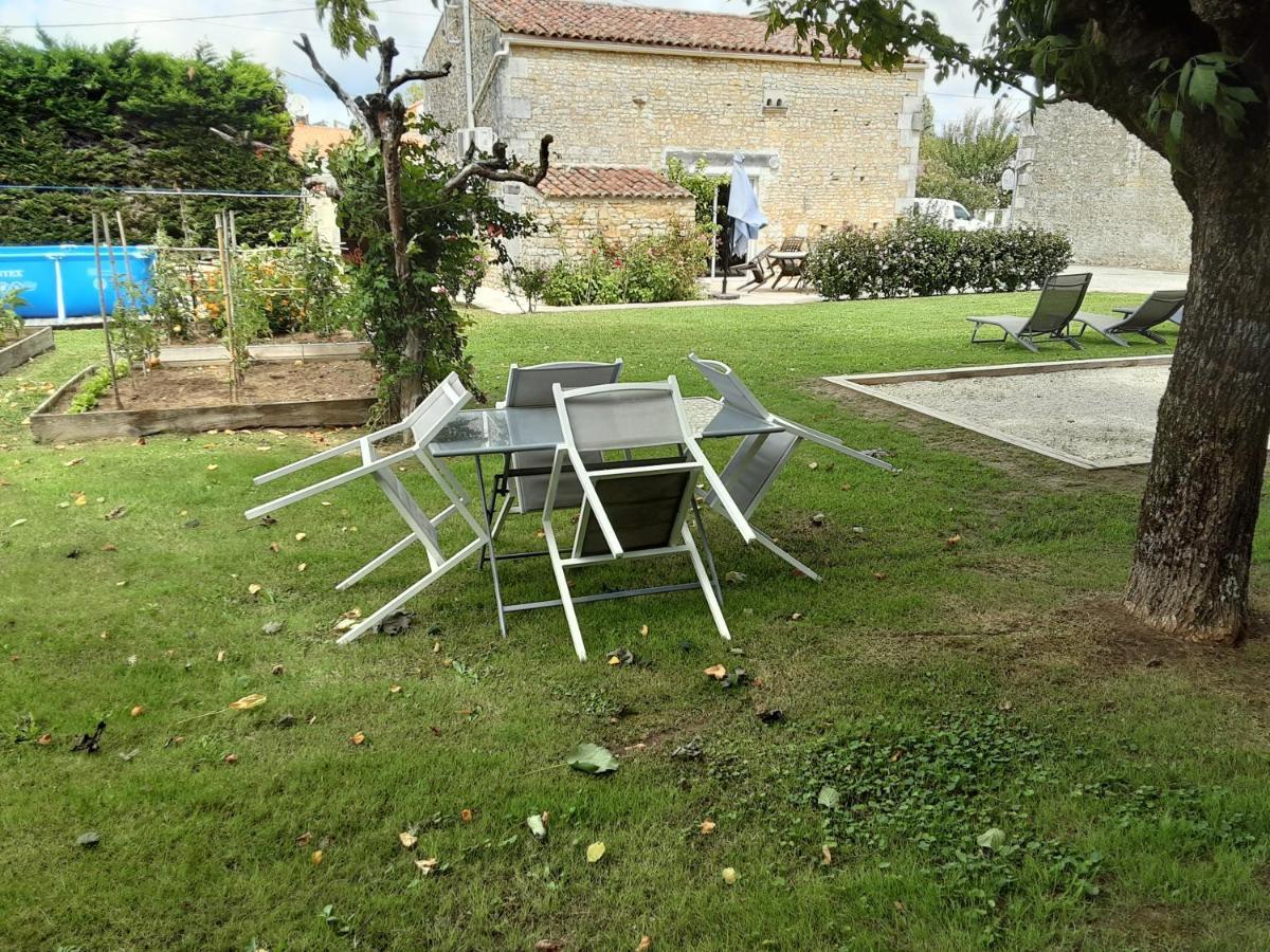 Gite " Les Tourterelles" Thaims 外观 照片