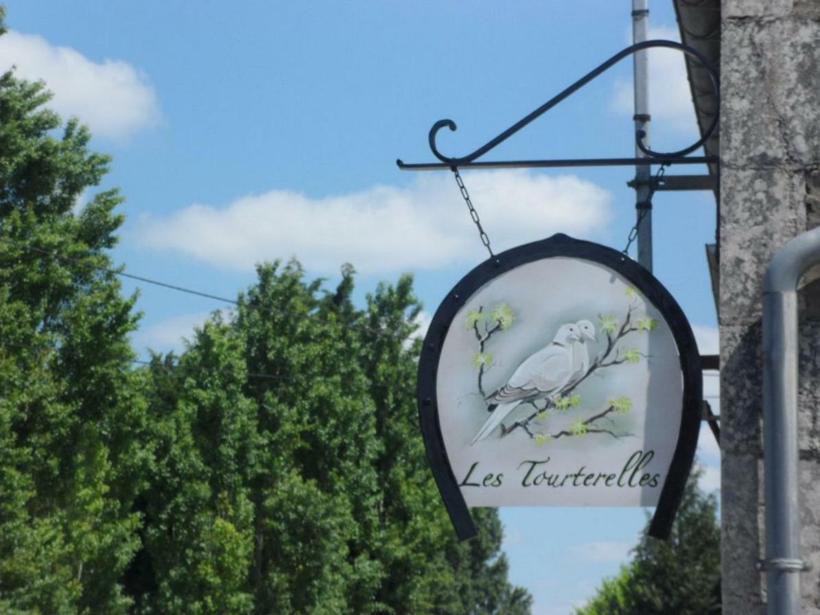Gite " Les Tourterelles" Thaims 外观 照片